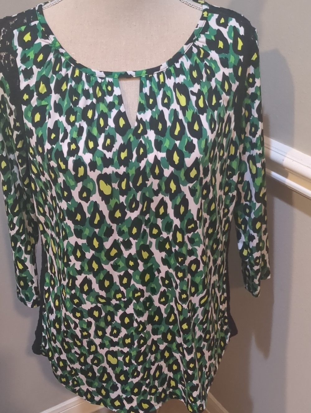 Worthington Womens Green Leopard Print Keyhole Blouse
